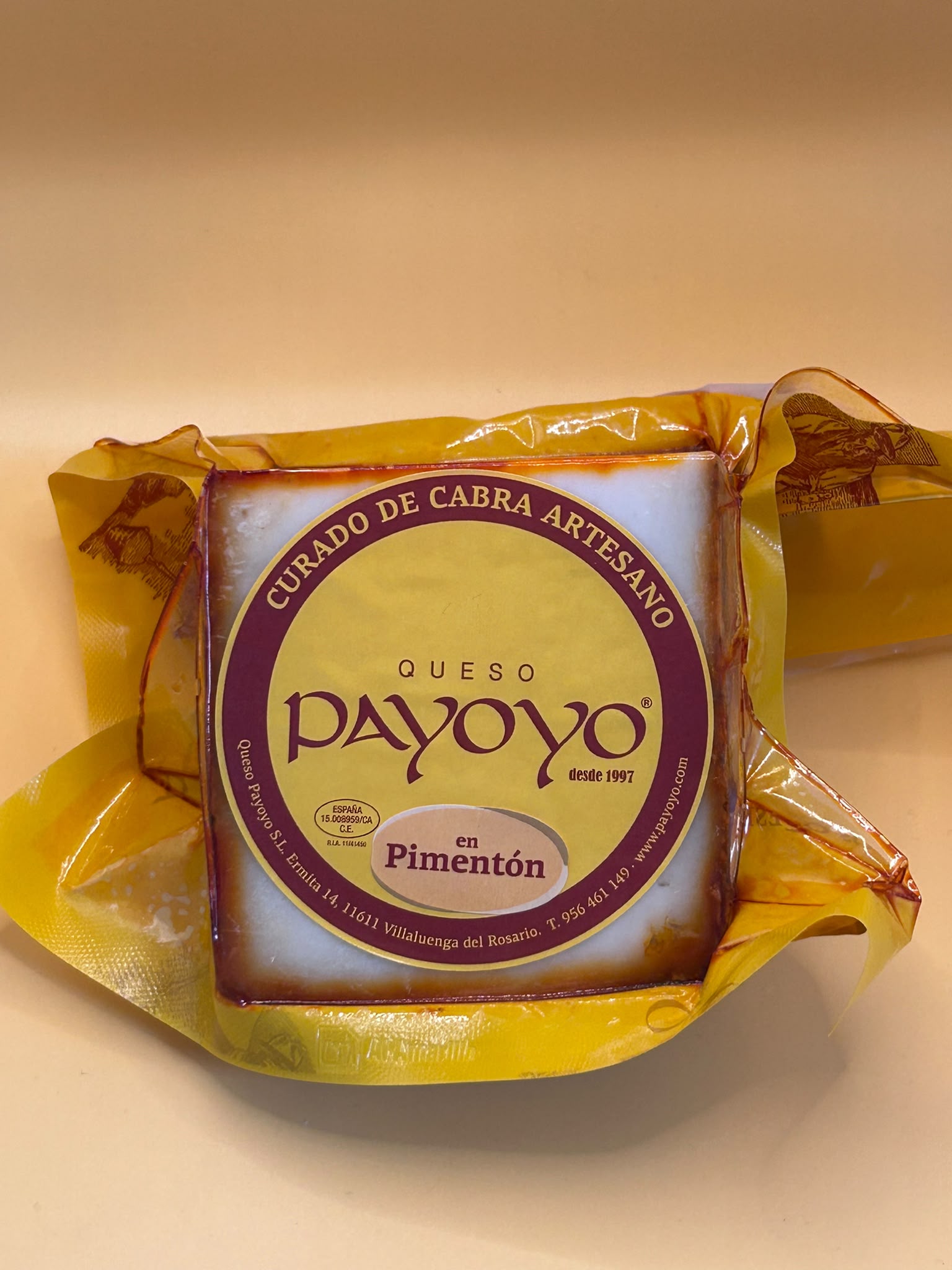 Queso Payoyo curado de cabra artesano en pimentón